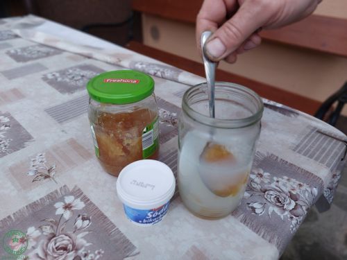 Mazľavé mydlo dôkladne rozpustite v menšom množstve teplej vody.  Na rozdiel od chemických pesticído